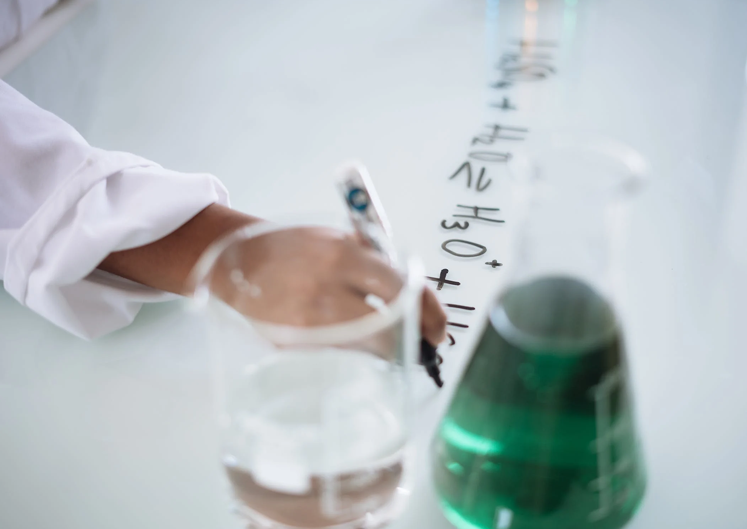 Selected Applications of Nuclear Magnetic Resonance in Life Sciences【一】