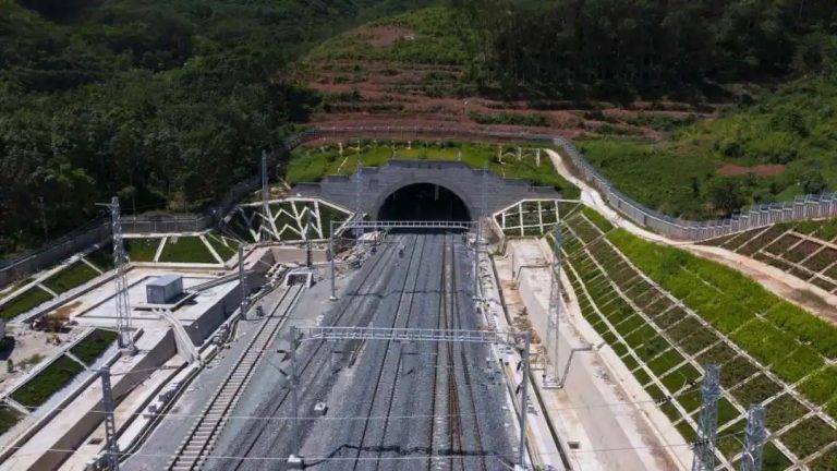 Evaluation of the Effect of Additives on the Pore Structure of Cement-Based Materials Using Low-Field Nuclear Magnetic Resonance Technology